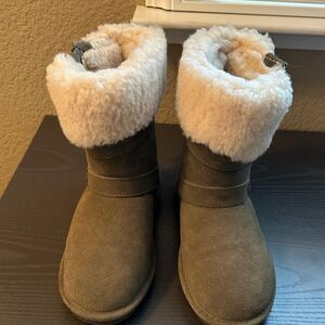 BearPaw Olive Green Ankle Boots with Cream Fur Size 6